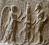 Богиня победы Ника и греческий воин около столба с палладиумом